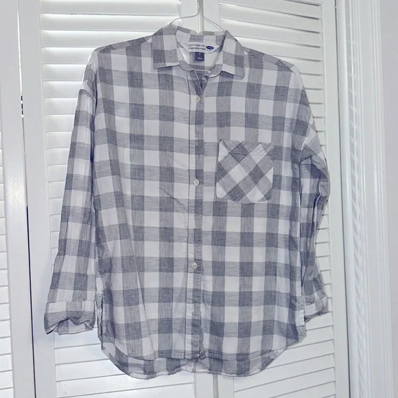 Old Navy women’s grey and white checkered boyfriend button shirt. Size medium - Picture 1 of 4